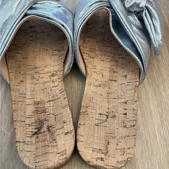 Ninety Union Woman’s 8 Silver Fabric Bow Slide Sandals - Picture 3 of 9